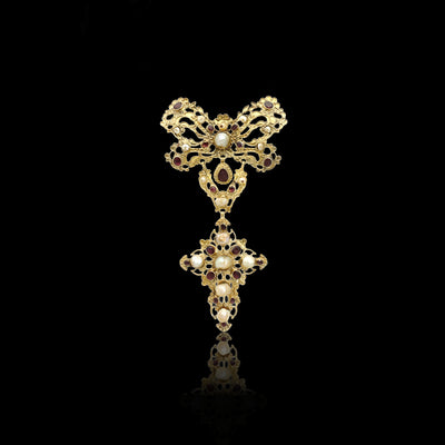 An absolutely magnificent antique Georgian era Batibetto bow necklace!  Made of solid 14k yellow gold and dating back to the late 1700s late Georgian or early Victorian era, this beautiful necklace comes from the South of Italy. A typical example of Sicilian hand work, this necklace boasts a state-of-art filigree work.