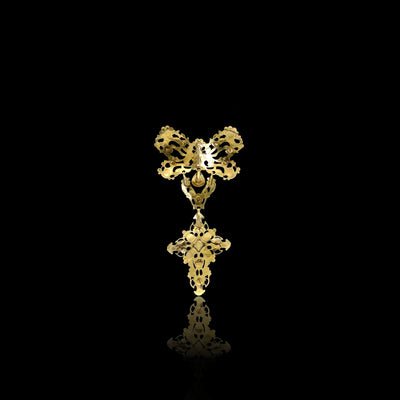 An absolutely magnificent antique Georgian era Batibetto bow necklace!  Made of solid 14k yellow gold and dating back to the late 1700s late Georgian or early Victorian era, this beautiful necklace comes from the South of Italy. A typical example of Sicilian hand work, this necklace boasts a state-of-art filigree work.