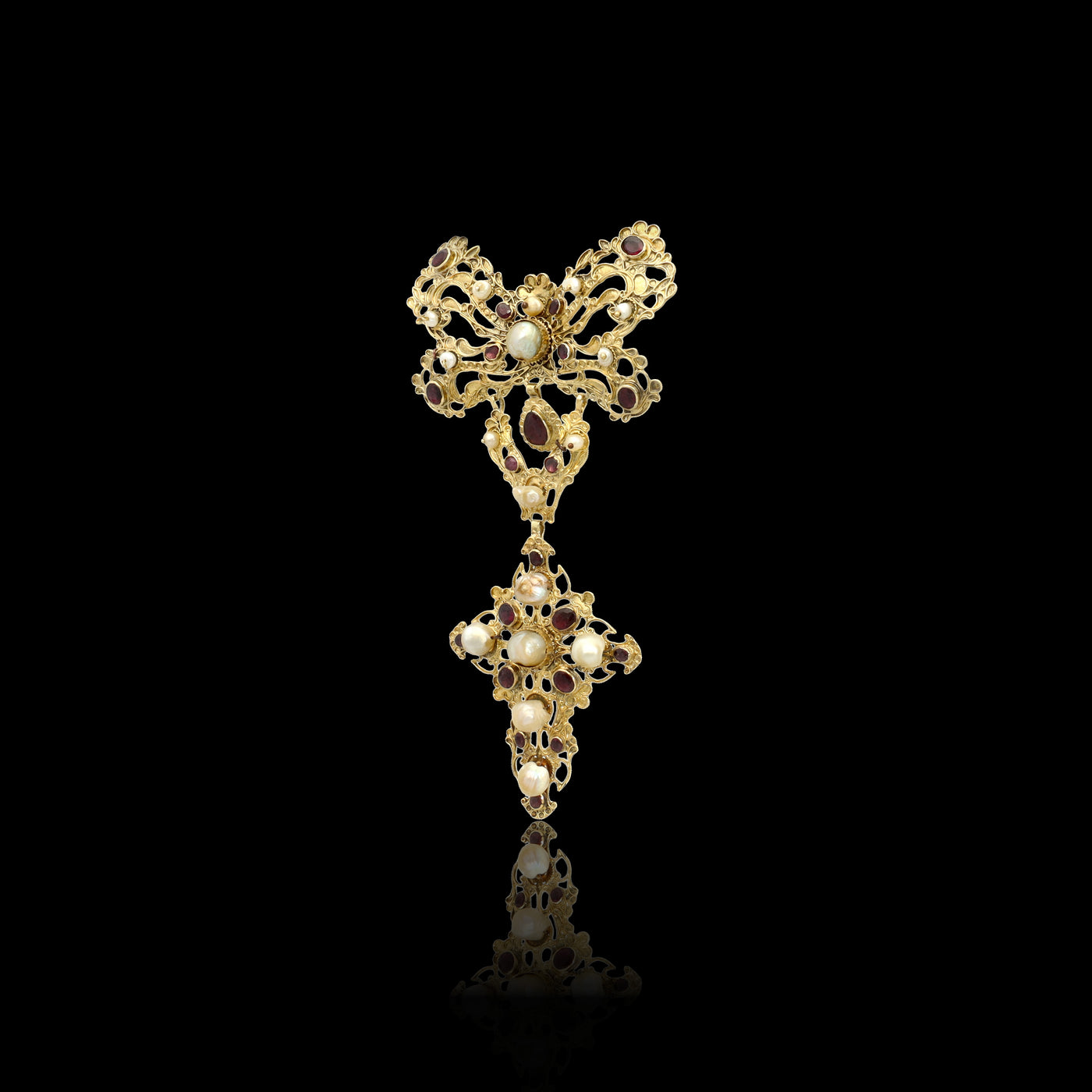 An absolutely magnificent antique Georgian era Batibetto bow necklace!  Made of solid 14k yellow gold and dating back to the late 1700s late Georgian or early Victorian era, this beautiful necklace comes from the South of Italy. A typical example of Sicilian hand work, this necklace boasts a state-of-art filigree work.