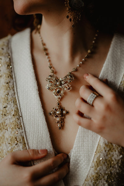 An absolutely magnificent antique Georgian era Batibetto bow necklace!  Made of solid 14k yellow gold and dating back to the late 1700s late Georgian or early Victorian era, this beautiful necklace comes from the South of Italy. A typical example of Sicilian hand work, this necklace boasts a state-of-art filigree work.